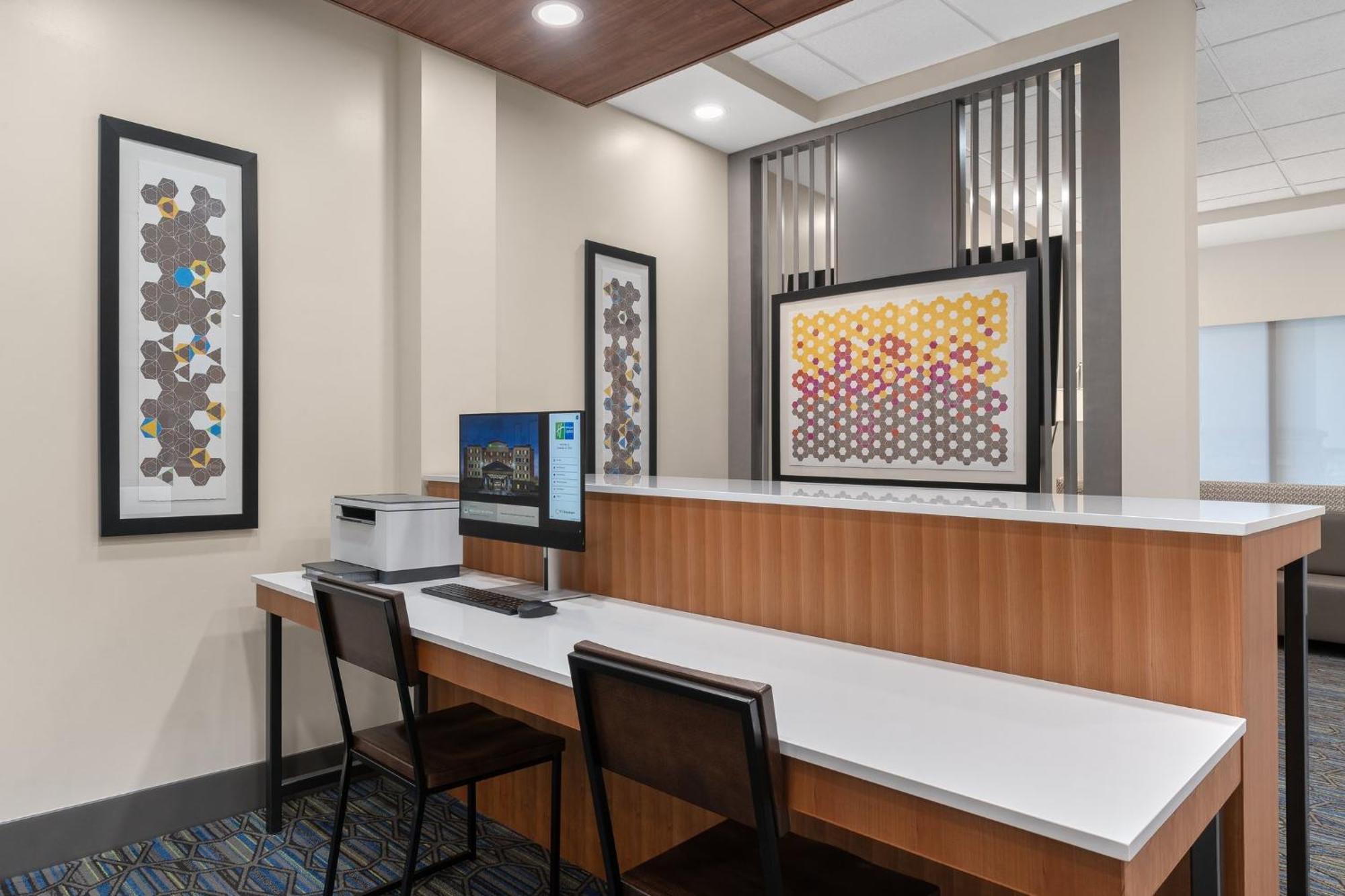 Holiday Inn Express Hotel & Suites Coralville By Ihg Exterior photo