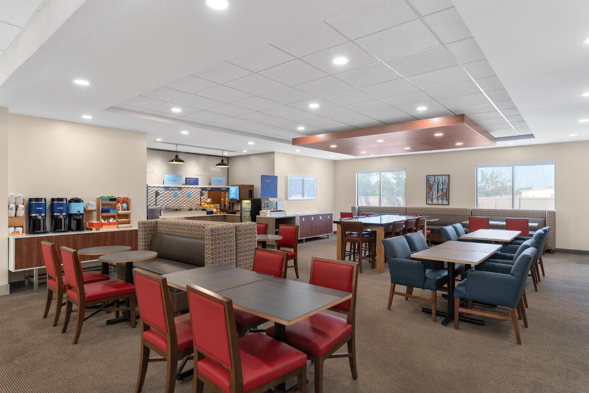 Holiday Inn Express Hotel & Suites Coralville By Ihg Exterior photo