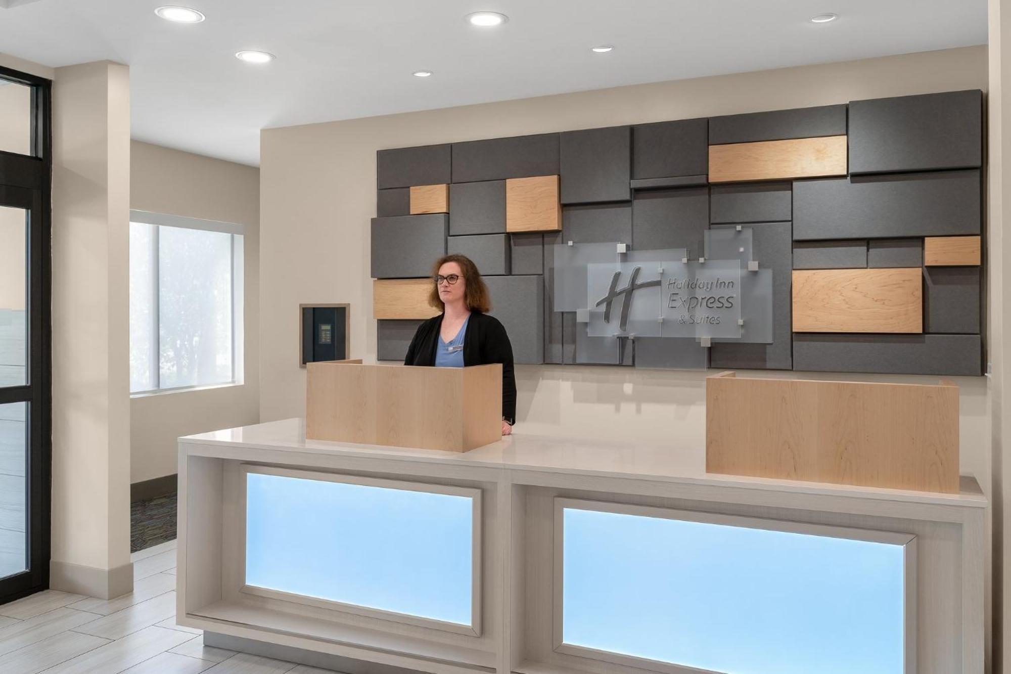 Holiday Inn Express Hotel & Suites Coralville By Ihg Exterior photo