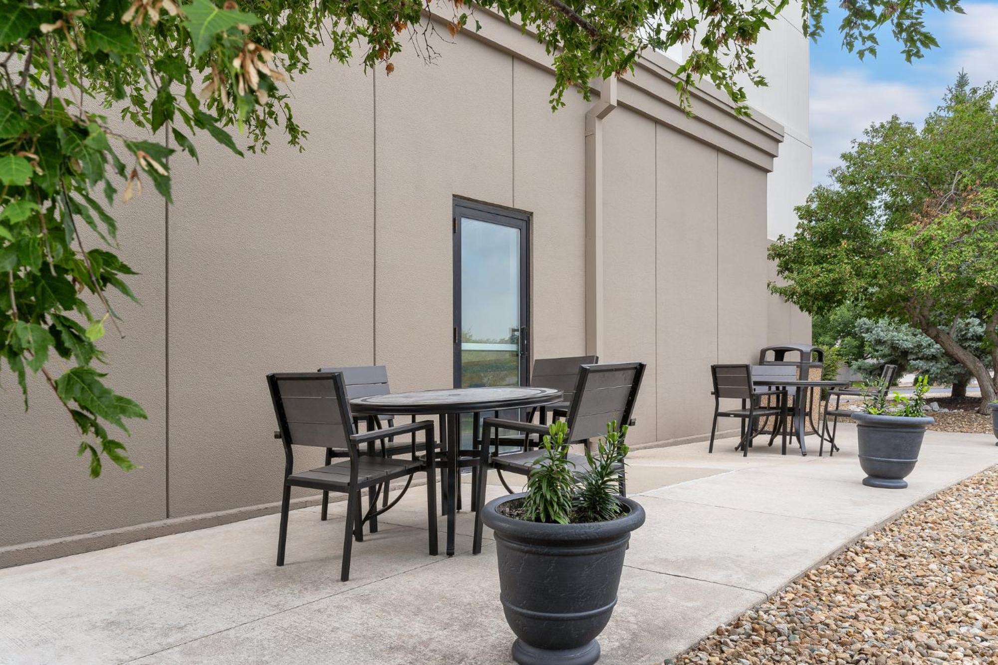 Holiday Inn Express Hotel & Suites Coralville By Ihg Exterior photo