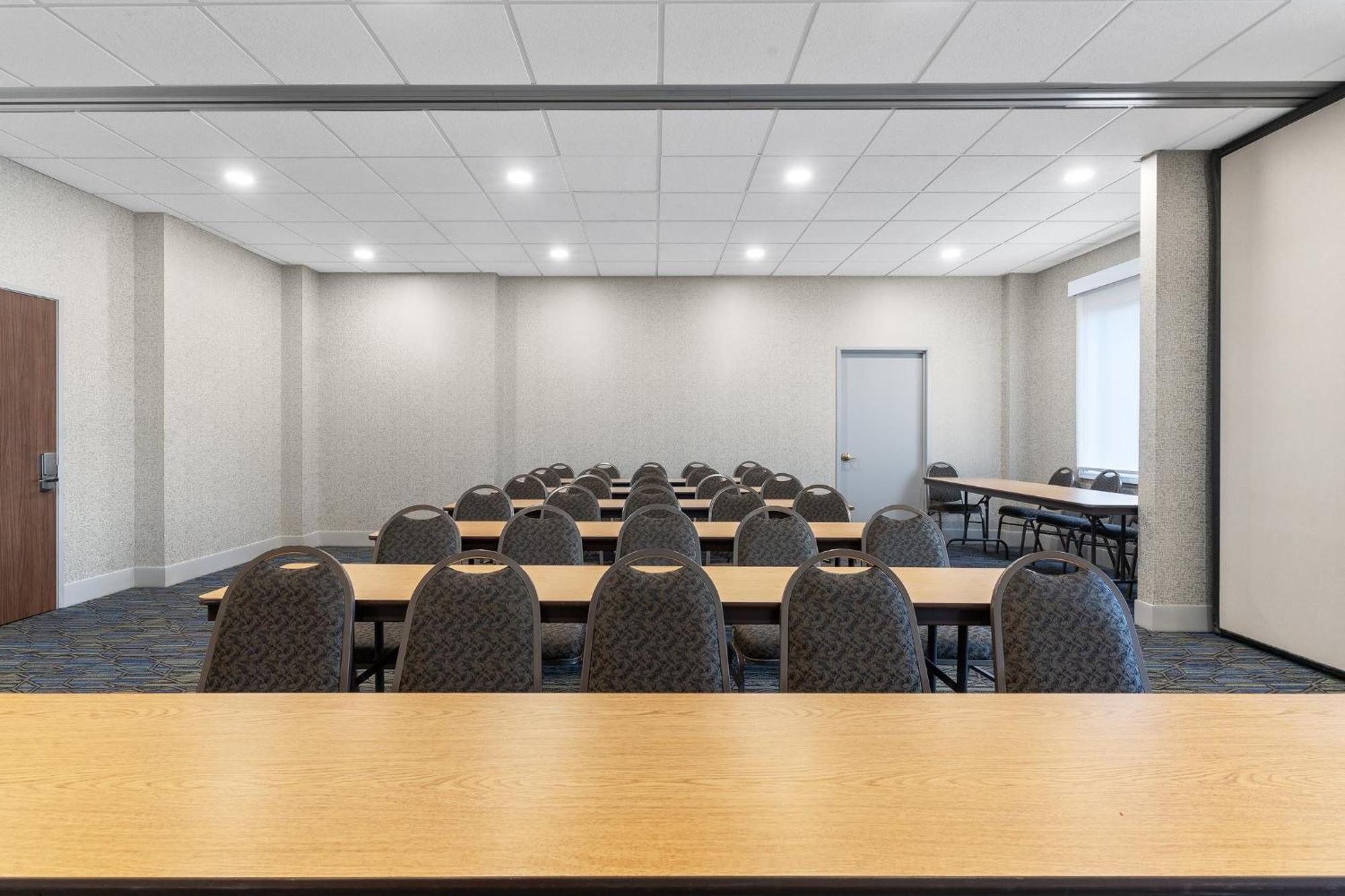 Holiday Inn Express Hotel & Suites Coralville By Ihg Exterior photo