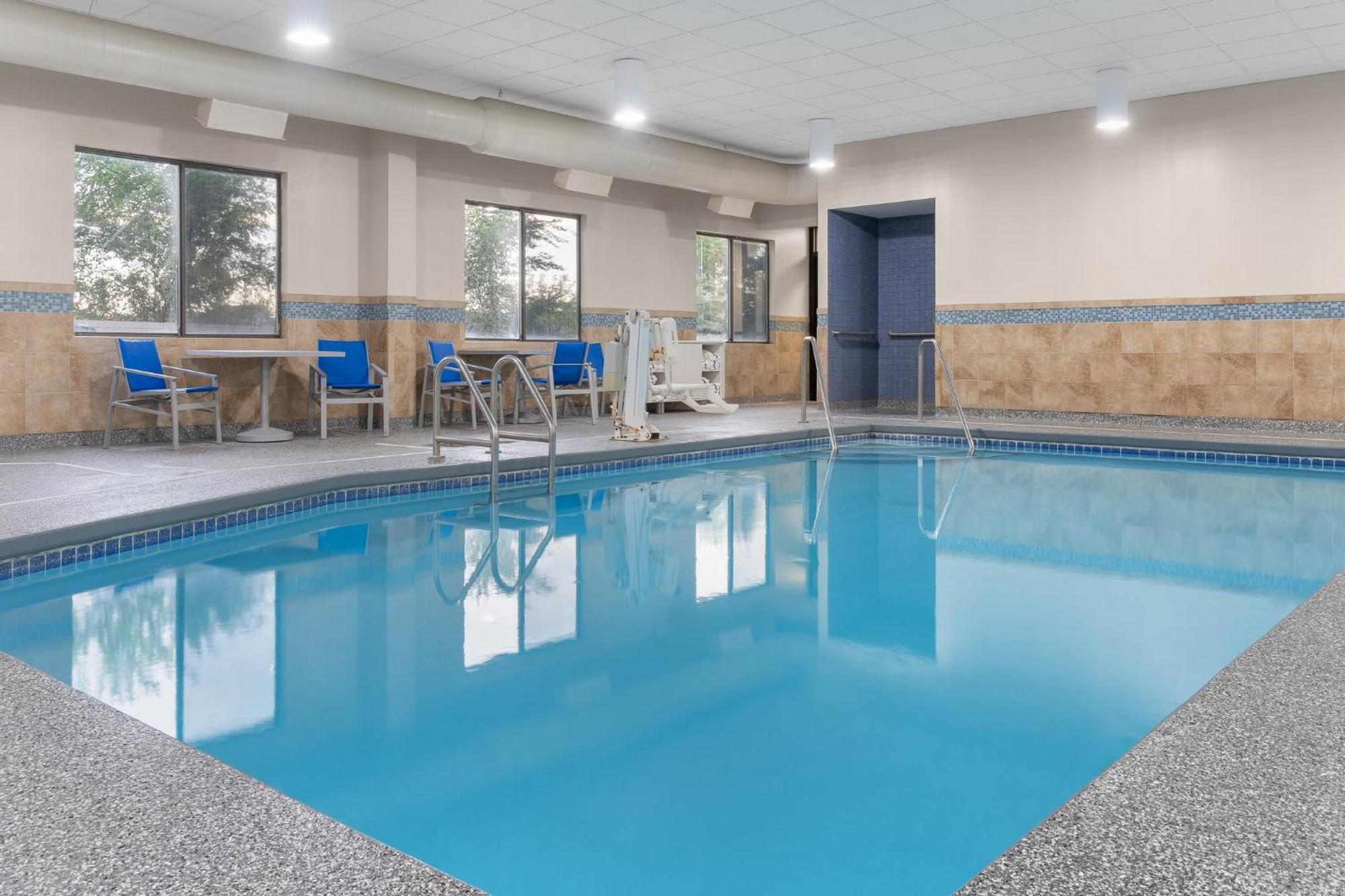 Holiday Inn Express Hotel & Suites Coralville By Ihg Exterior photo