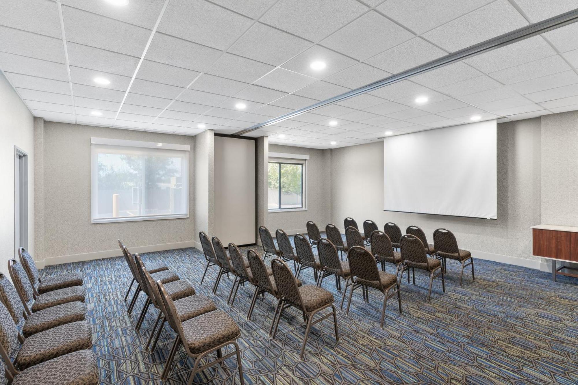 Holiday Inn Express Hotel & Suites Coralville By Ihg Exterior photo