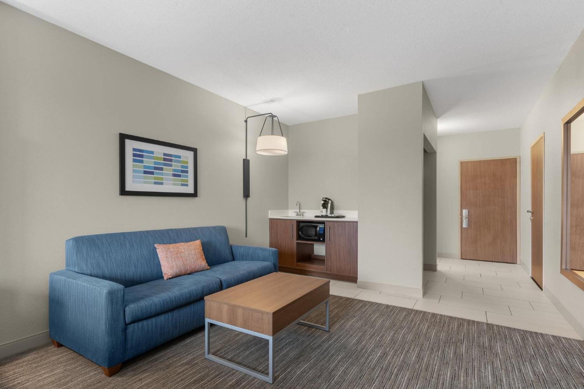 Holiday Inn Express Hotel & Suites Coralville By Ihg Exterior photo