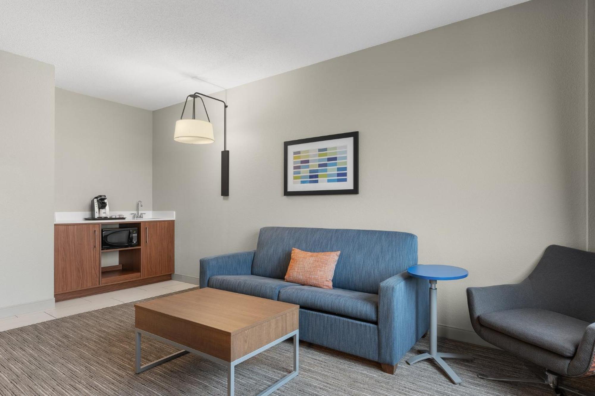 Holiday Inn Express Hotel & Suites Coralville By Ihg Exterior photo