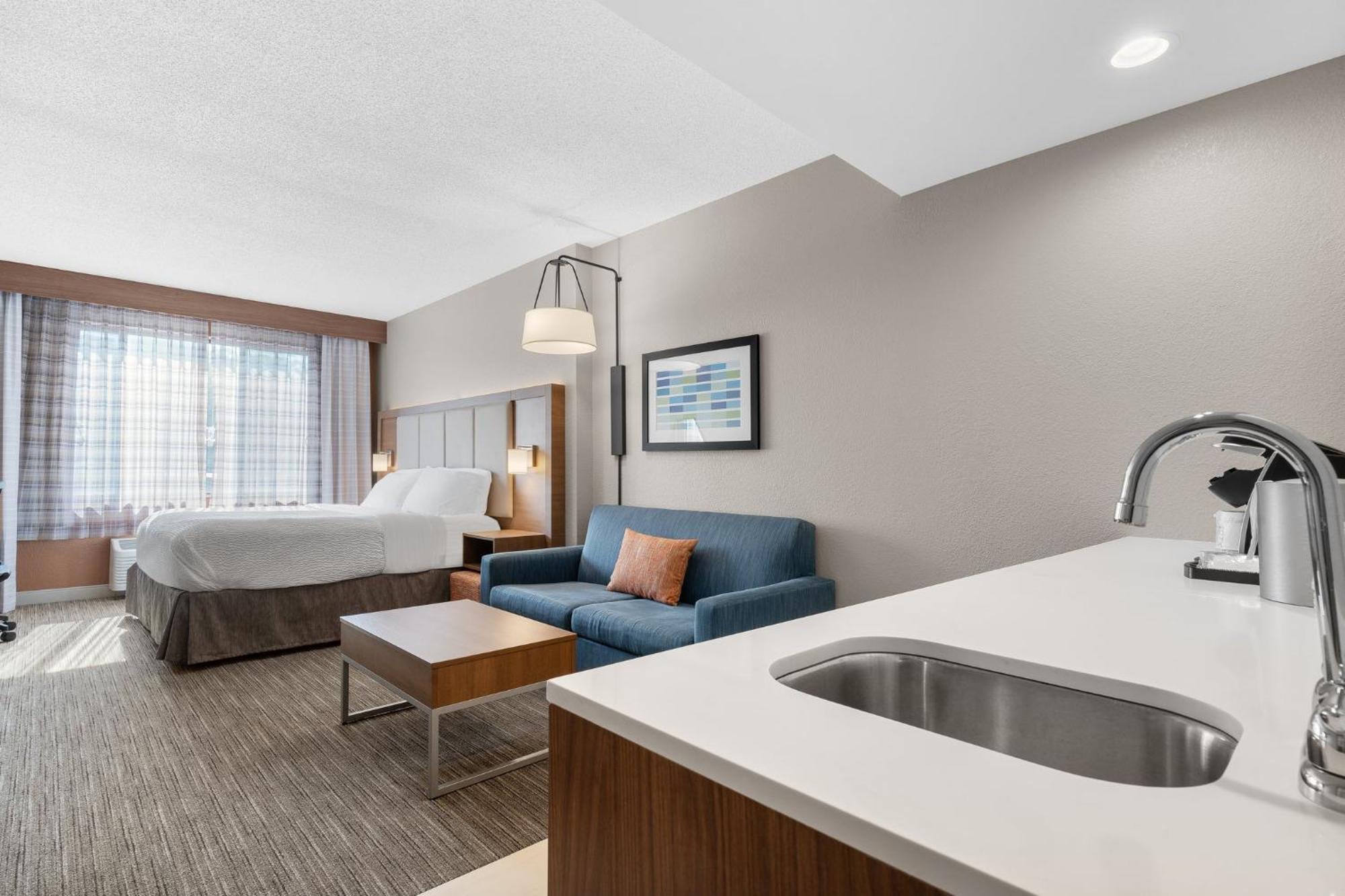 Holiday Inn Express Hotel & Suites Coralville By Ihg Exterior photo