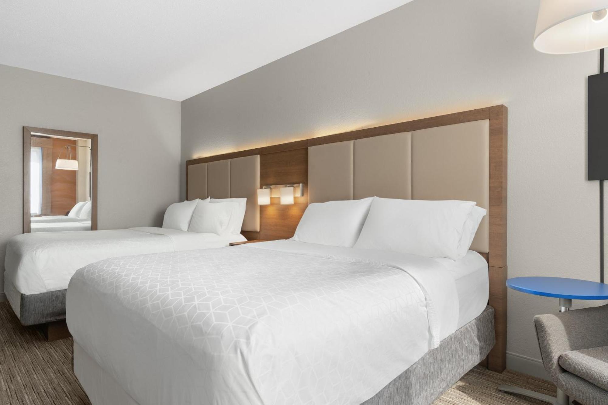 Holiday Inn Express Hotel & Suites Coralville By Ihg Exterior photo