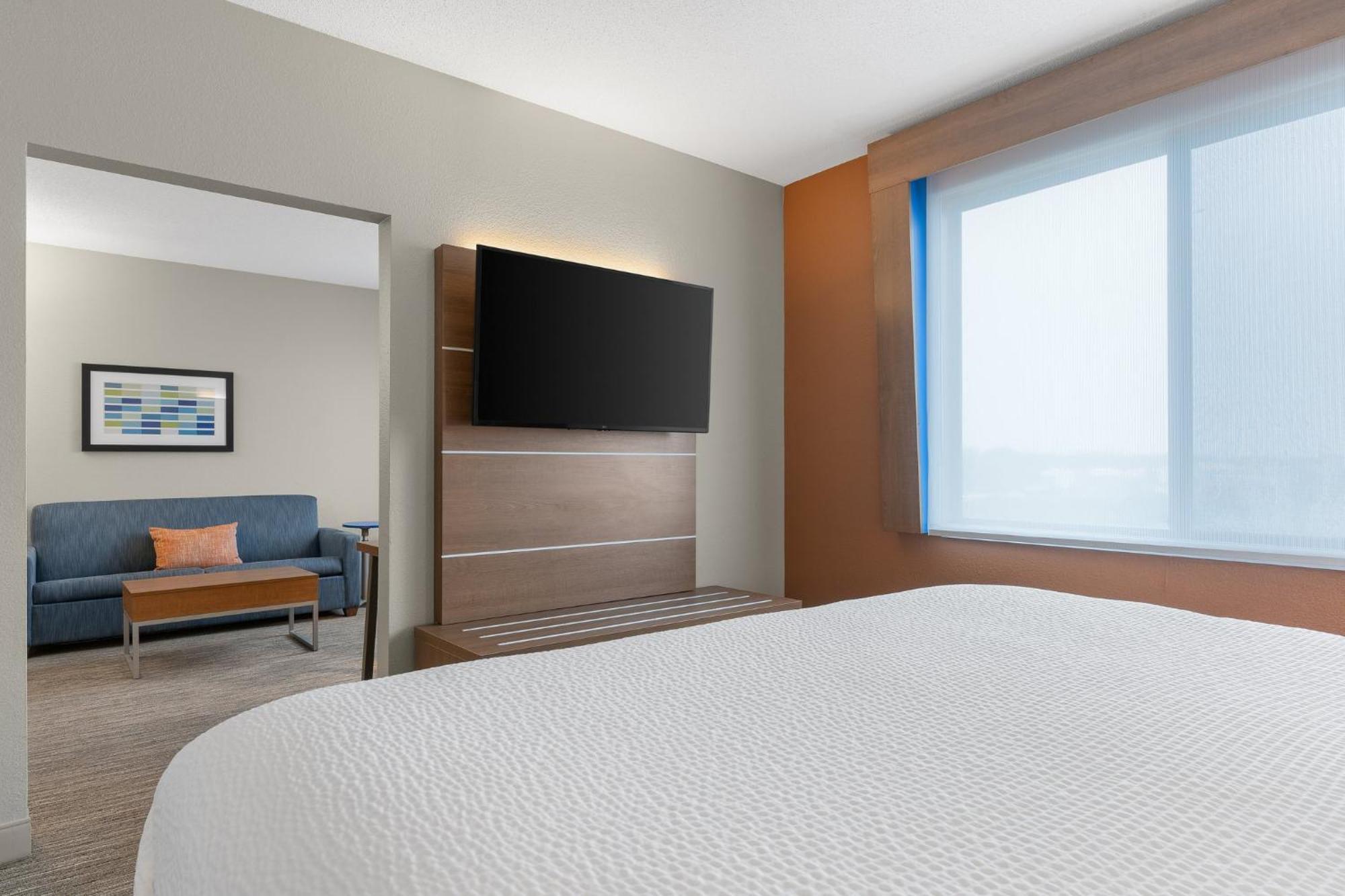 Holiday Inn Express Hotel & Suites Coralville By Ihg Exterior photo
