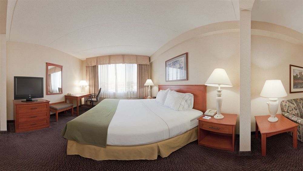 Holiday Inn Express Hotel & Suites Coralville By Ihg Exterior photo